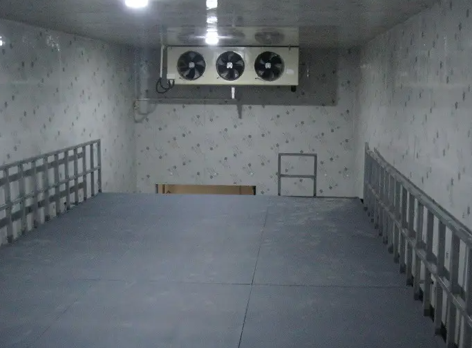 不小心反鎖關在冷庫里該如何自救呢